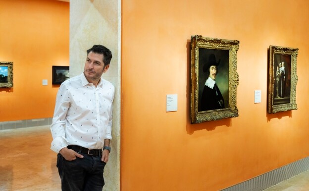 El periodista y escritor, en una de las salas del Thyssen, museo que aporta tres de los 35 retratos del libro. 