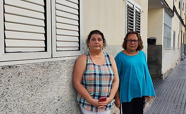 Imagen principal - Sandra García y Carmen Rosa Cabrera, a las puertas de las casas afectadas por las aguas fecales. 