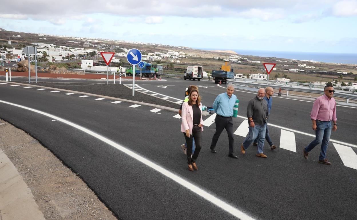 Autoridades minutos antes de la apertura al tráfico de la rotonda. 