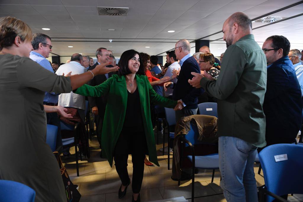 Carolina Darias llega entre aplausos de los asistentes. 