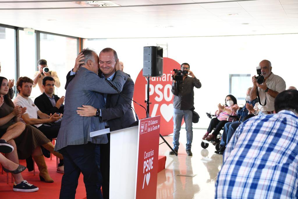 Torres e Hidalgo se funden en un abrazo.