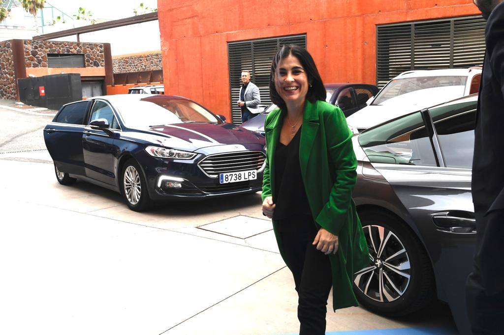 Carolina Darias llegando al evento. 