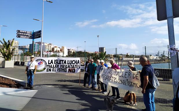 Integrantes del Foro por La Isleta protestaron este lunes por las obras del taller, que ya han comenzado. 