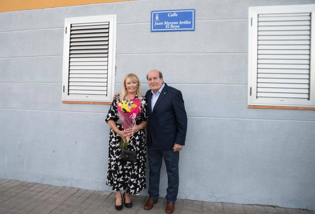 Juan Moreno, con su mujer Inmaculada Zerpa Acosta, junto a la placa de la calle que lleva su nombre. 