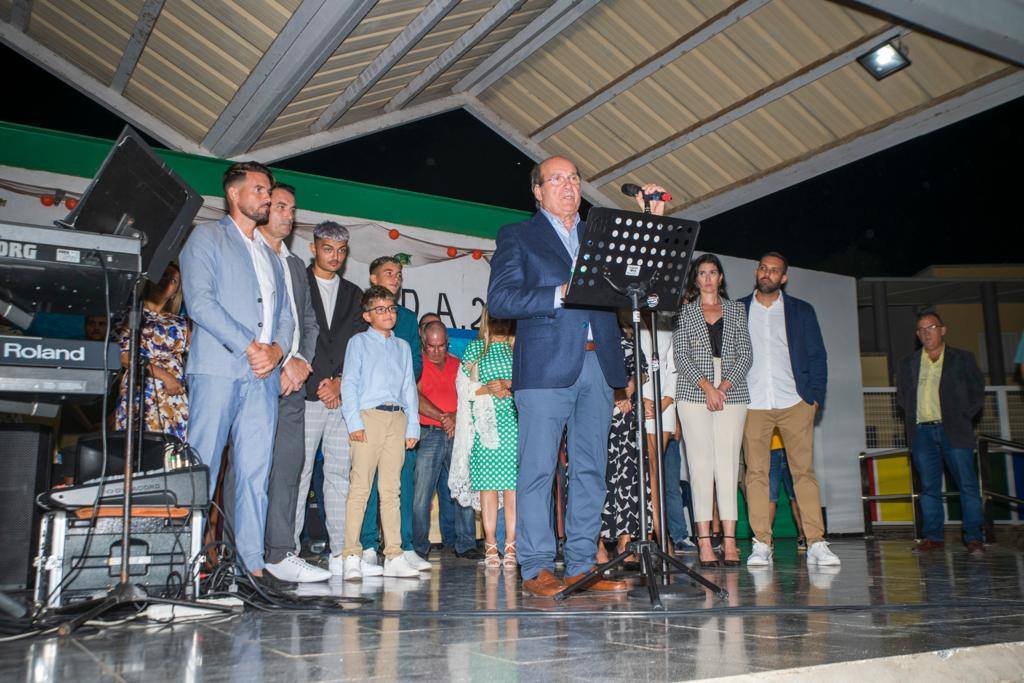 Juan Moreno se dirige a sus vecinos en la fiesta que organizó por el 70 aniversario del bar