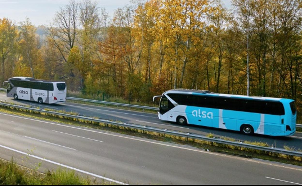 Dos autobuses de largo recorrido en una autovía española..