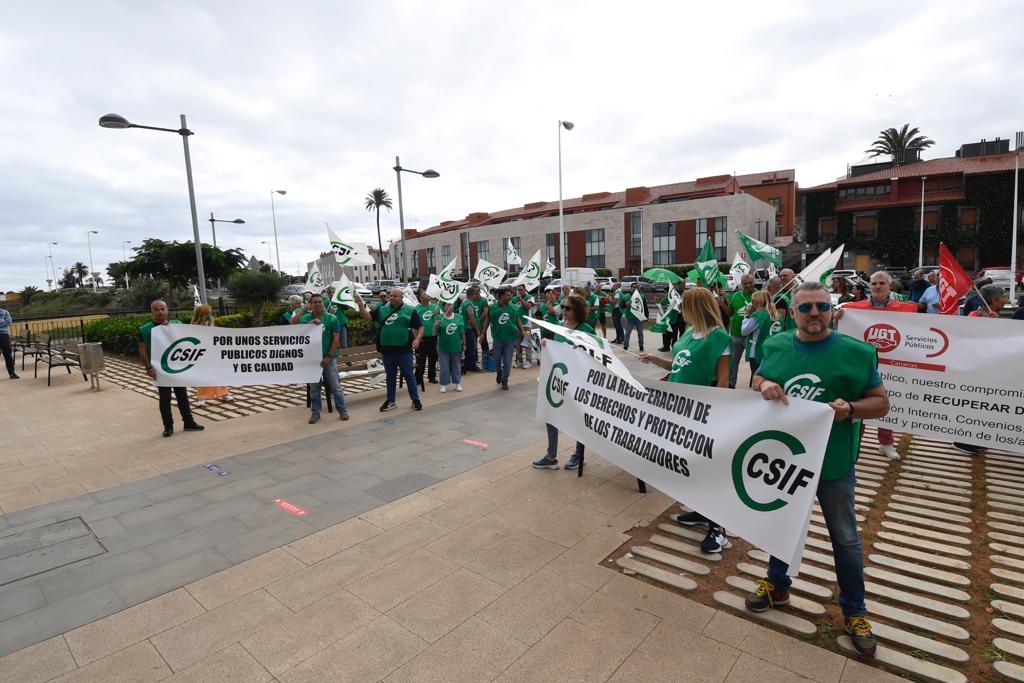 Imagen principal - Los trabajadores piden más personal en el ayuntamiento de Telde
