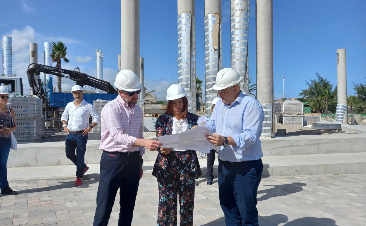 El edil de Obras, la alcaldesa y el autor del proyecto, en su visita al recinto, aún en obras. 