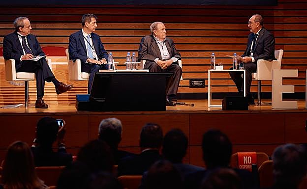 Jerónimo Saavedra junto al responsable de BBVA Research, Rafael Domenech, y al profesor del IESE, Juan José Toribio ayer en el I Congreso Regional de Empresas Familiares. 
