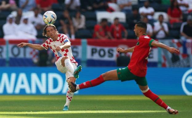 Modric y Ziyech durante un lance del partido/REUTERS