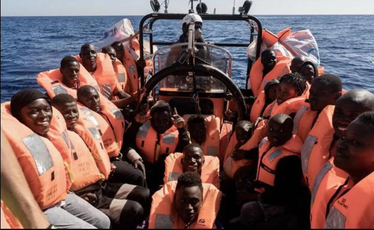 Migrantes rescatados en el Mediterráneo se preparan para embarcar en el Ocean Viking. 