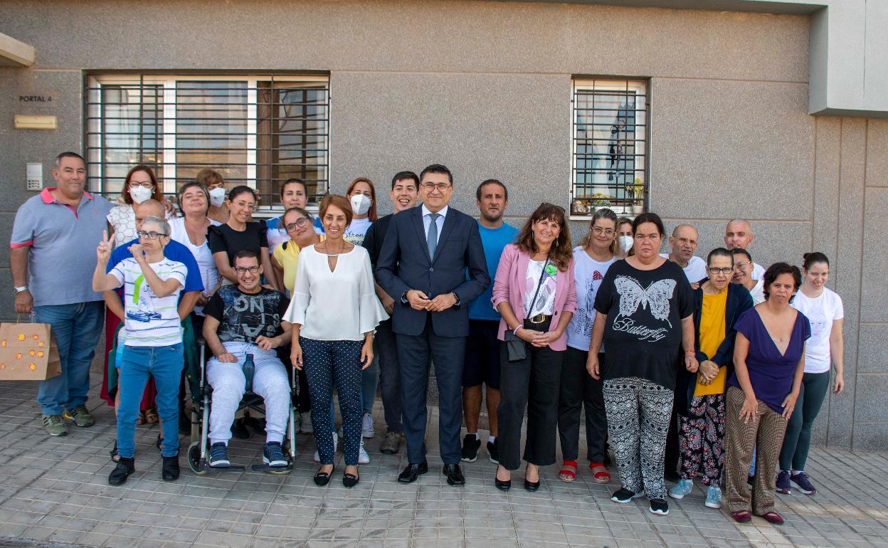 Foto de familia de la inauguración del piso. 