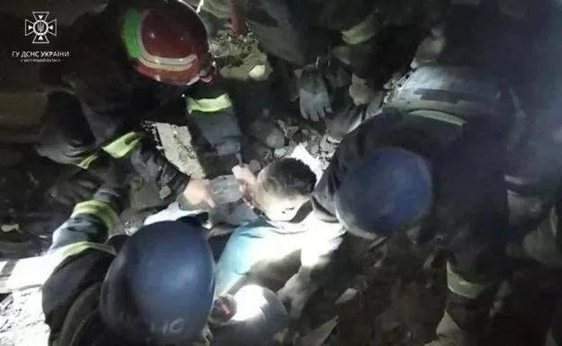 Los servicios de socorro ucranianos rescatan a un sanitario de entre los escombros de una maternidad de Zaporiyia bombardeada por Rusia.