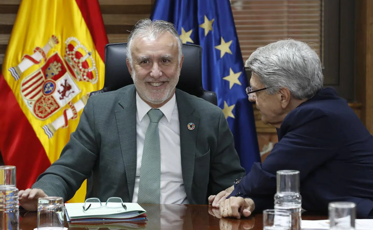 El presidente Torres (i) con el consejero Julio Pérez. 