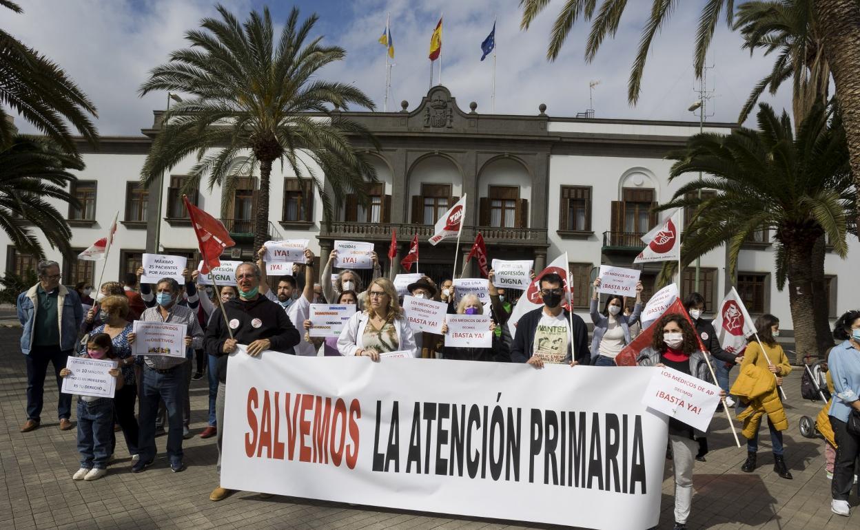 Imagen de archivo de la concentración por la defensa y mejora de la Atención Primaria en marzo en la capital grancanaria.