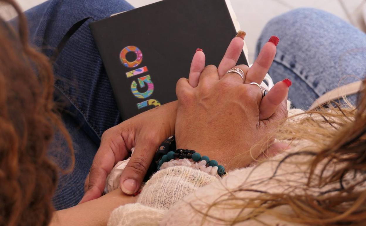 Imagen de dos asociadas de Las Azoteístas dándose la mano como muestra de apoyo. 