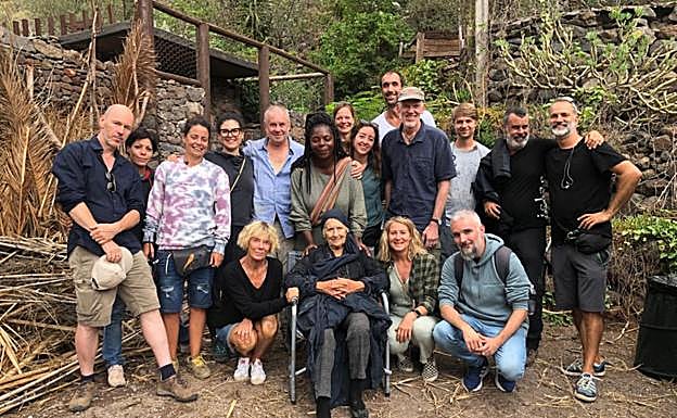 Foto de familiaYldaura Suárez posa caracterizada con el equipo de 'Endlich Witwer 3'. 