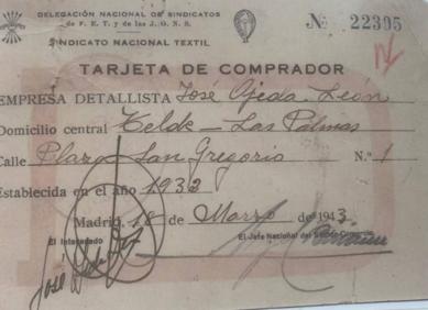 Imagen secundaria 1 - Arriba, vista de Los Llanos en los años 40. La tienda de Ojeda estaba en las casas de la derecha. Debajo, tarjeta de comprador de Ojeda de 1932. Y al lado, el fundador, José Ojeda León. 