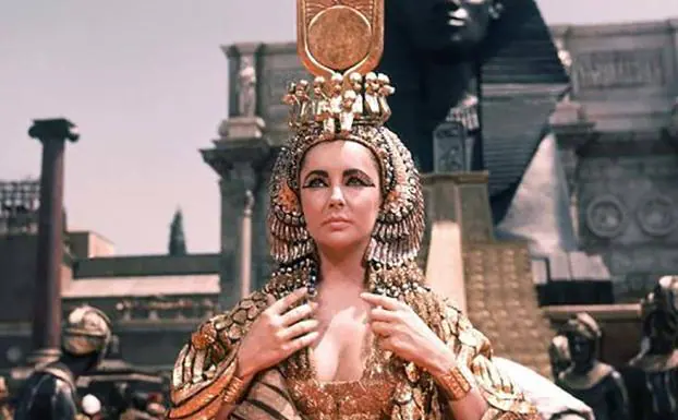 Elizabeth Taylor en todo su esplendor dando vida a Cleopatra. 