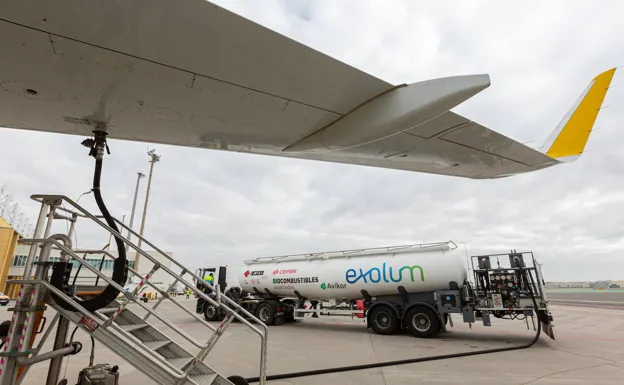 Exolum, la compañía que ha trasladado el biocombustible para los aviones del aeródromo sevillano, en el momento de llenar los tanques.