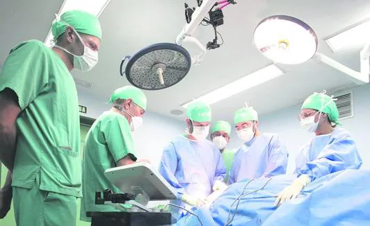 Cirujanos de HPS utilizando la tecnología Bodytite. 