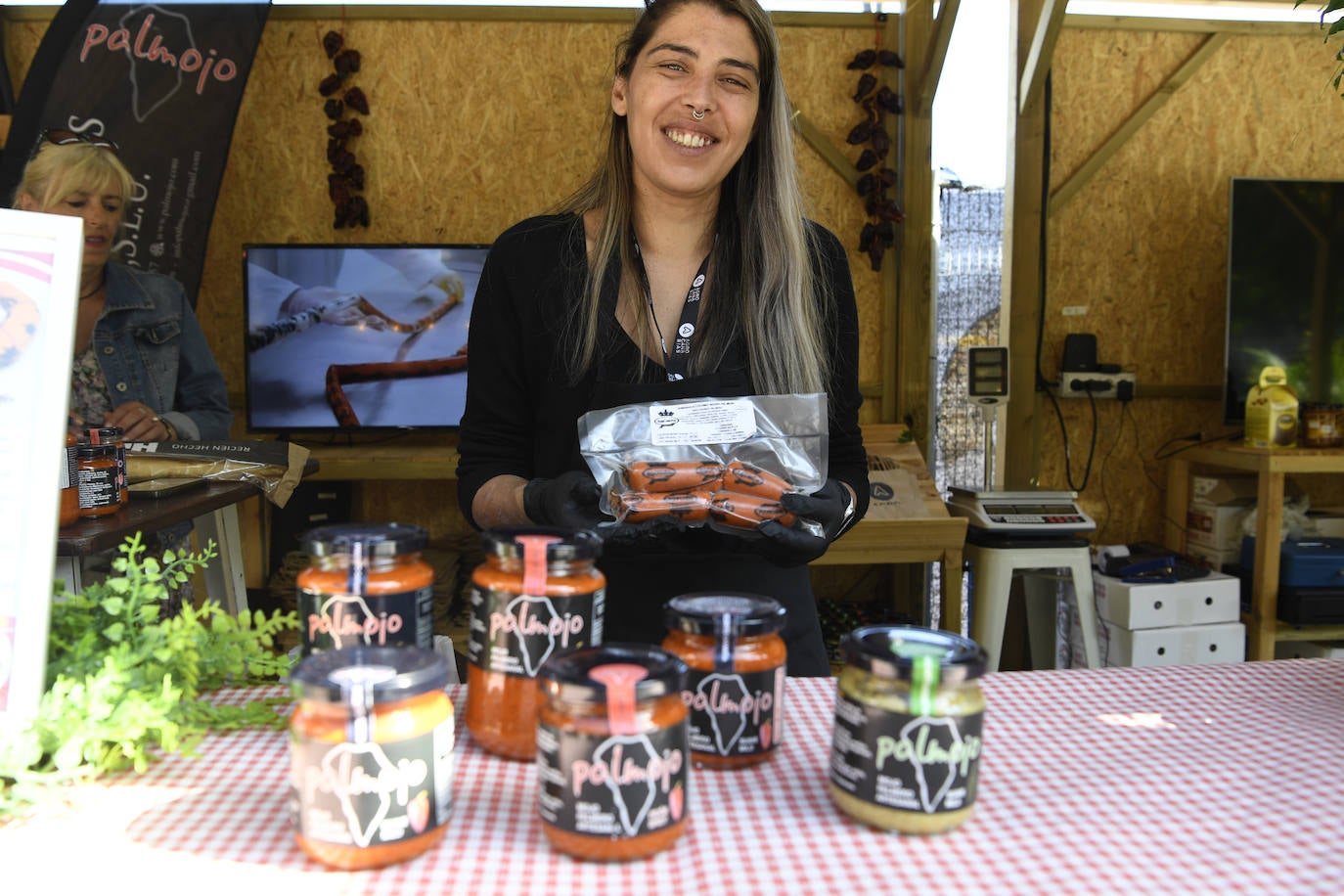 Macarena Herrera muestra los productos de Palmojo. 