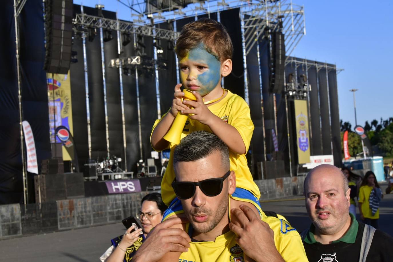 Un aficionado muestra la bandera de la UD Las Palmas. 
