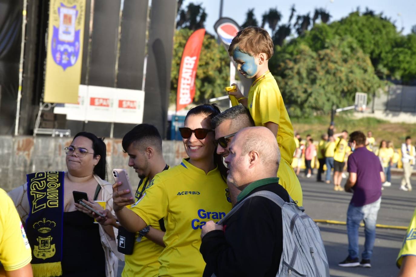 Un aficionado muestra la bandera de la UD Las Palmas. 