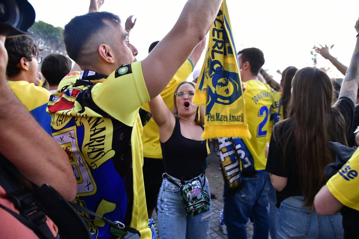 Un aficionado muestra la bandera de la UD Las Palmas. 