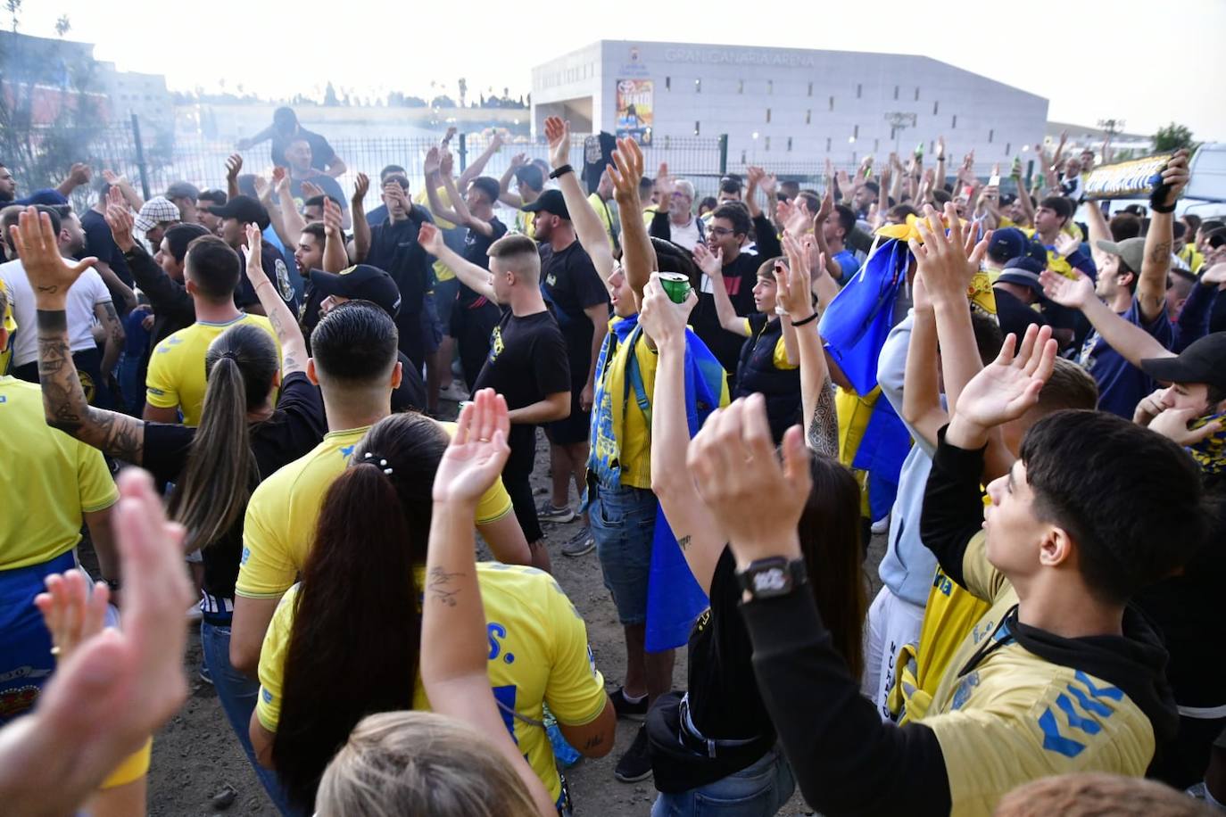 Un aficionado muestra la bandera de la UD Las Palmas. 