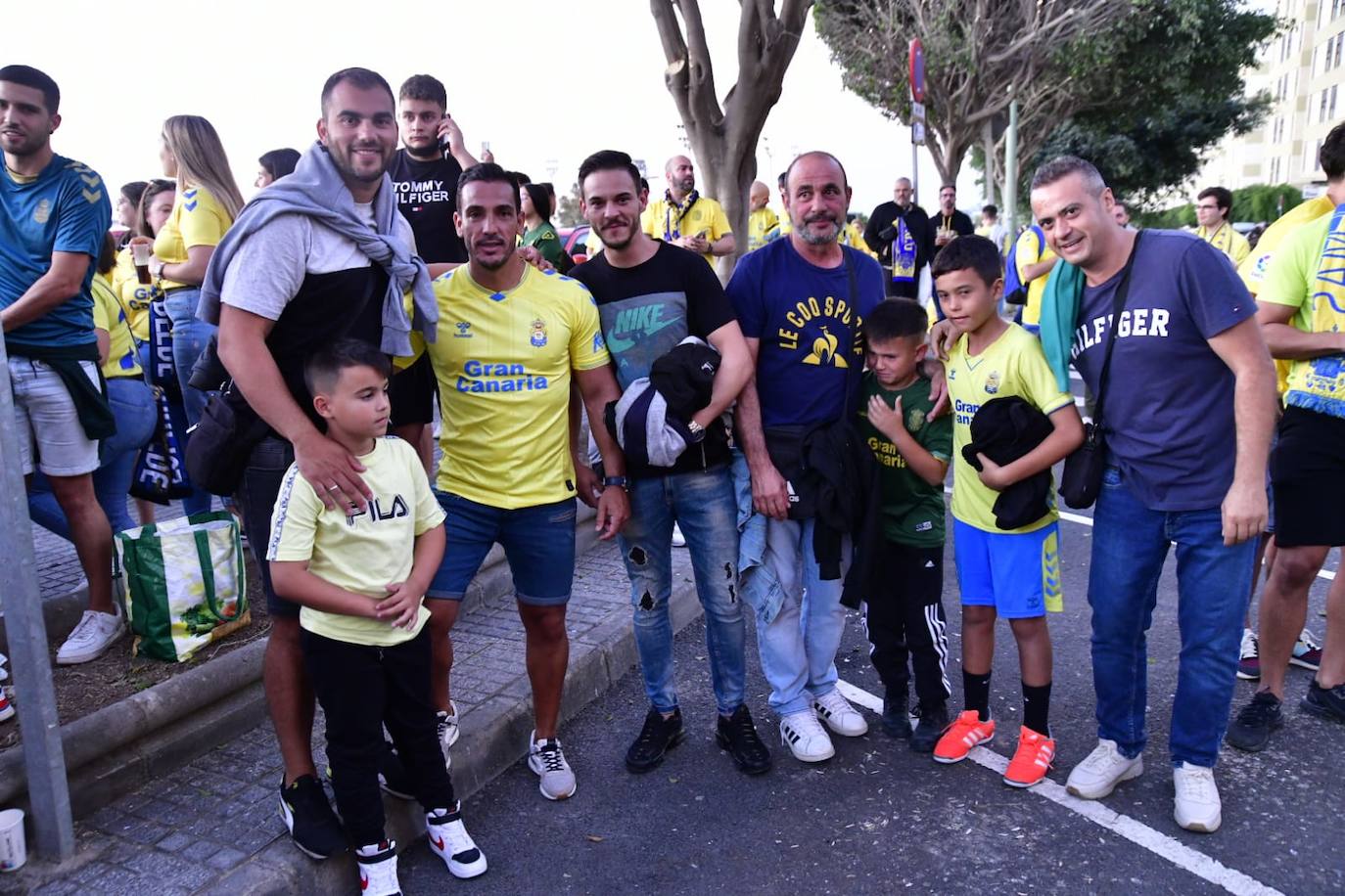 Un aficionado muestra la bandera de la UD Las Palmas. 