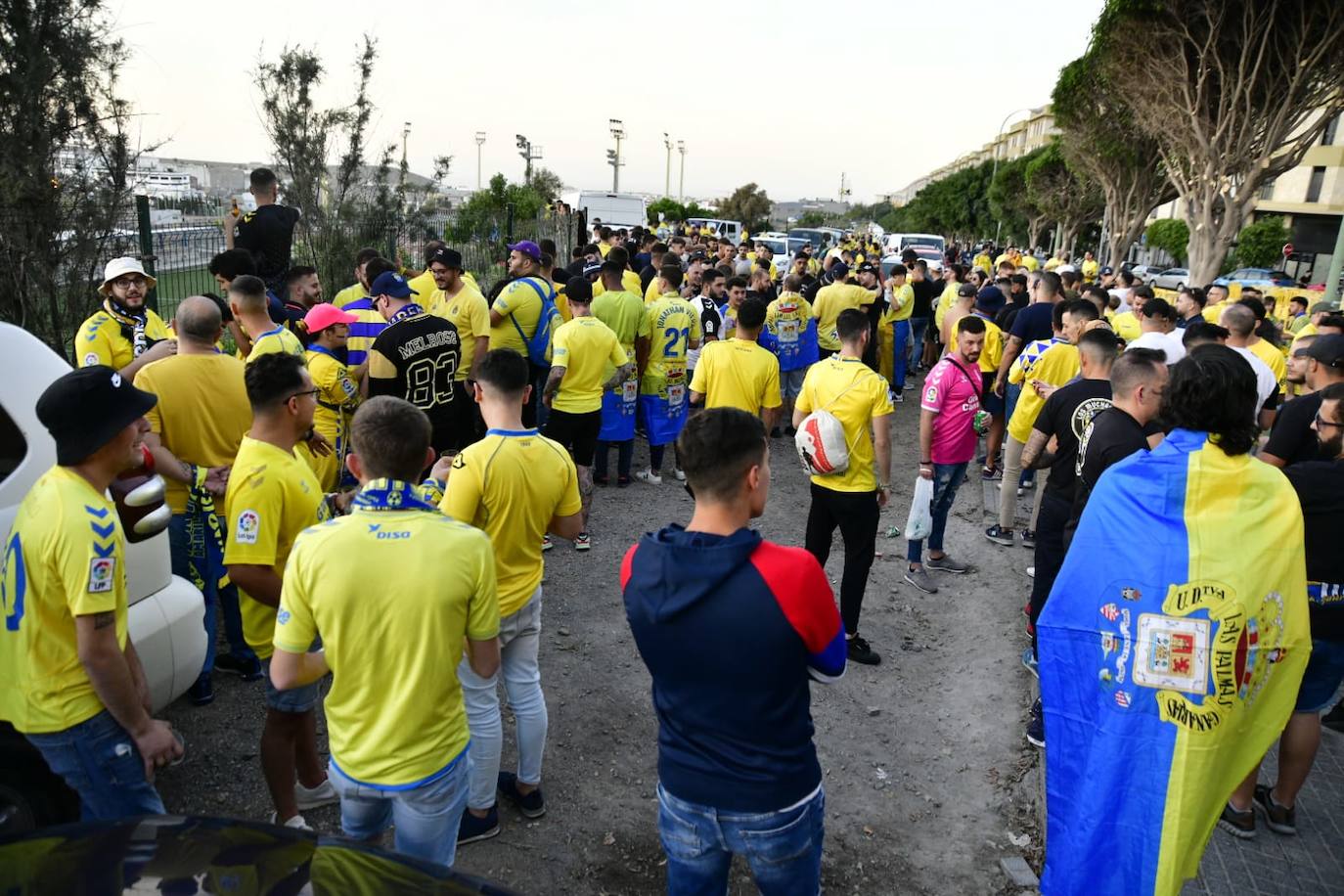 Un aficionado muestra la bandera de la UD Las Palmas. 