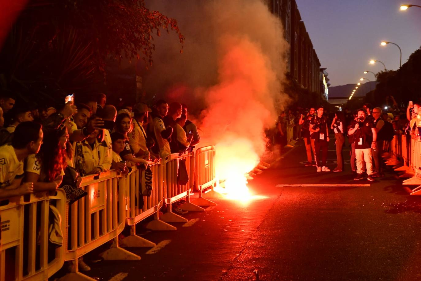 Un aficionado muestra la bandera de la UD Las Palmas. 