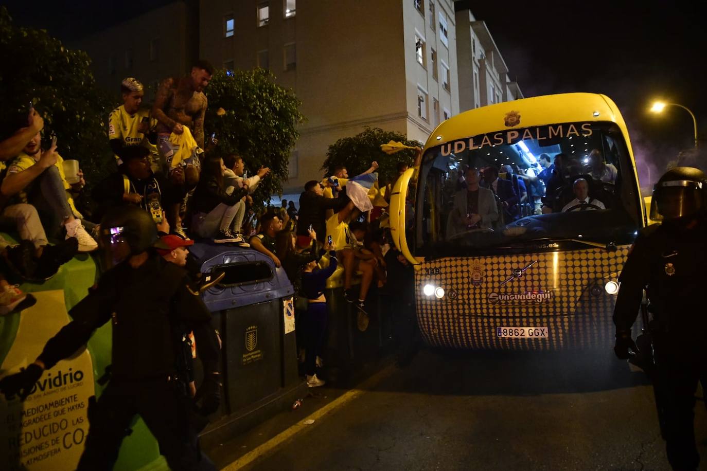 Fotos: La afición recibe por todo lo alto a los jugadores de la UD en Fondos de Segura