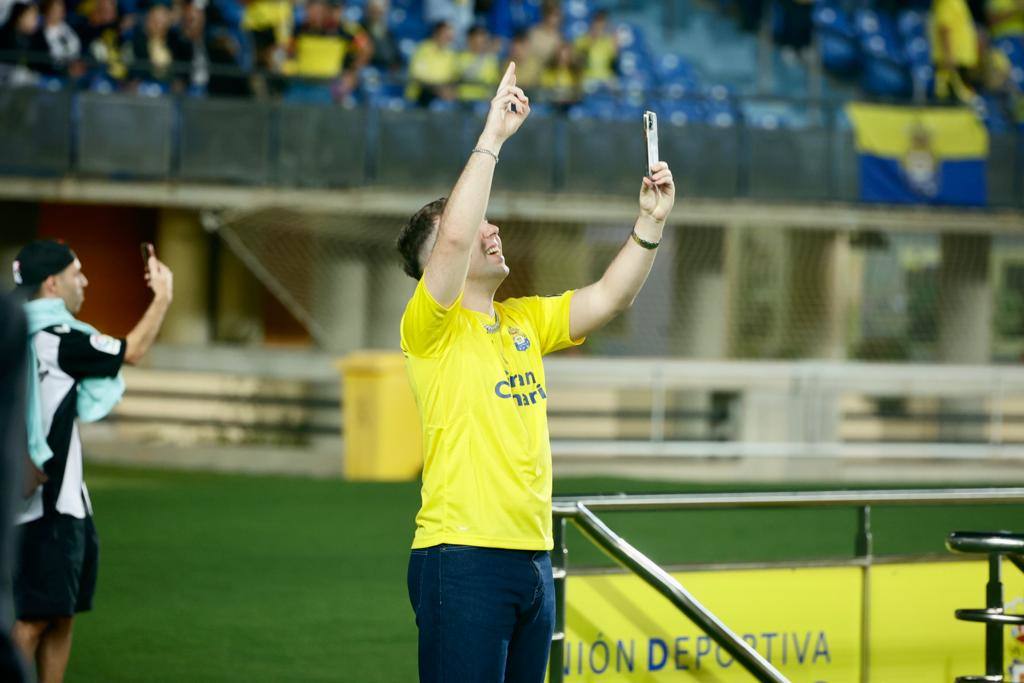 Fotos: Quevedo realiza el saque de honor en el derbi canario