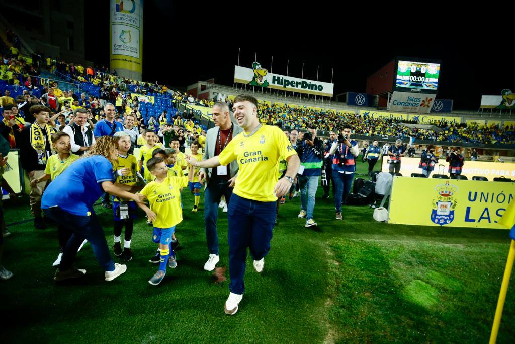 Fotos: Quevedo realiza el saque de honor en el derbi canario