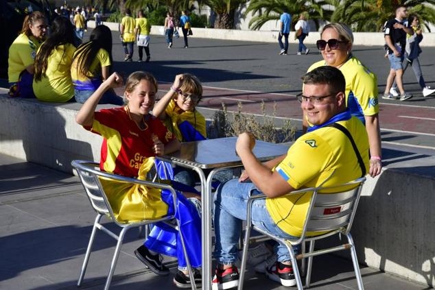Ni los más pequeños quieren perderse el derbi. 