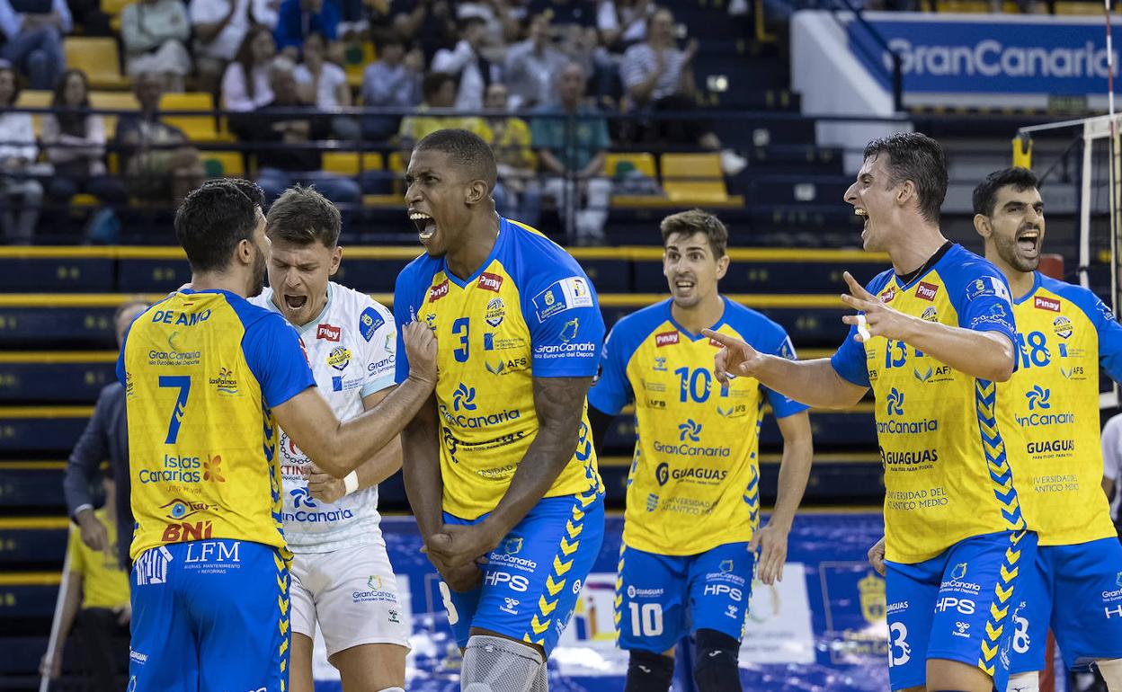 Celebvración del equipo tras un punto ante el Teruel. 