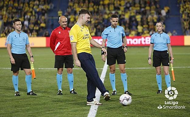 Galería. Momento en el que Quevedo realiza el saque de honor en el derbi canario. 