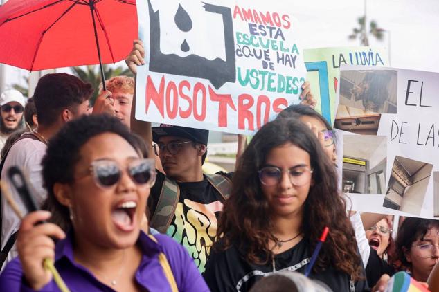 Fotos:Escuela de Arte y Superior de Diseño de Gran Canaria sale a la calle a protestar