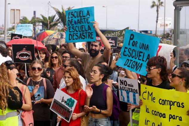 Fotos:Escuela de Arte y Superior de Diseño de Gran Canaria sale a la calle a protestar