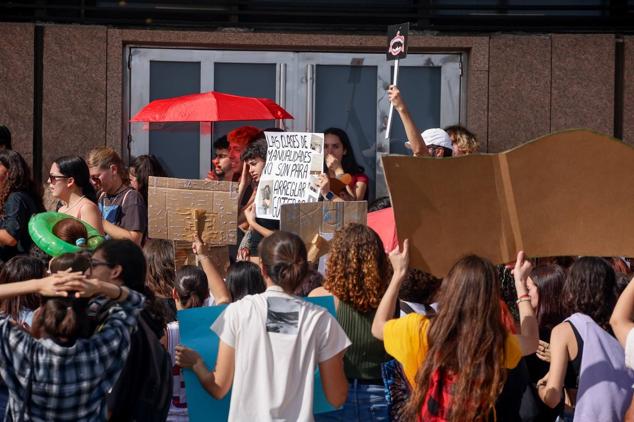 Fotos:Escuela de Arte y Superior de Diseño de Gran Canaria sale a la calle a protestar