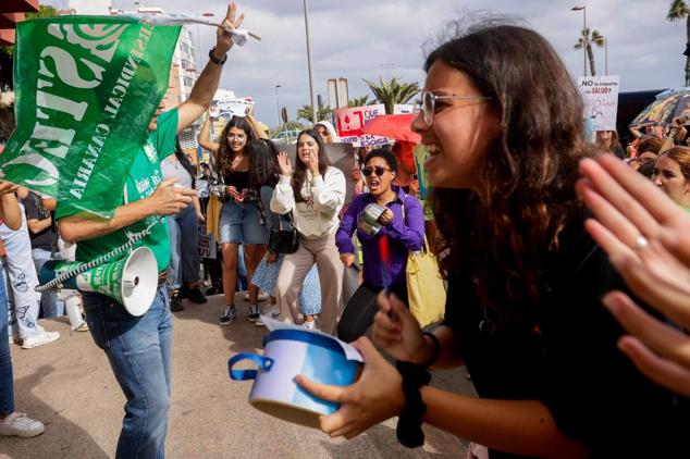 Fotos:Escuela de Arte y Superior de Diseño de Gran Canaria sale a la calle a protestar
