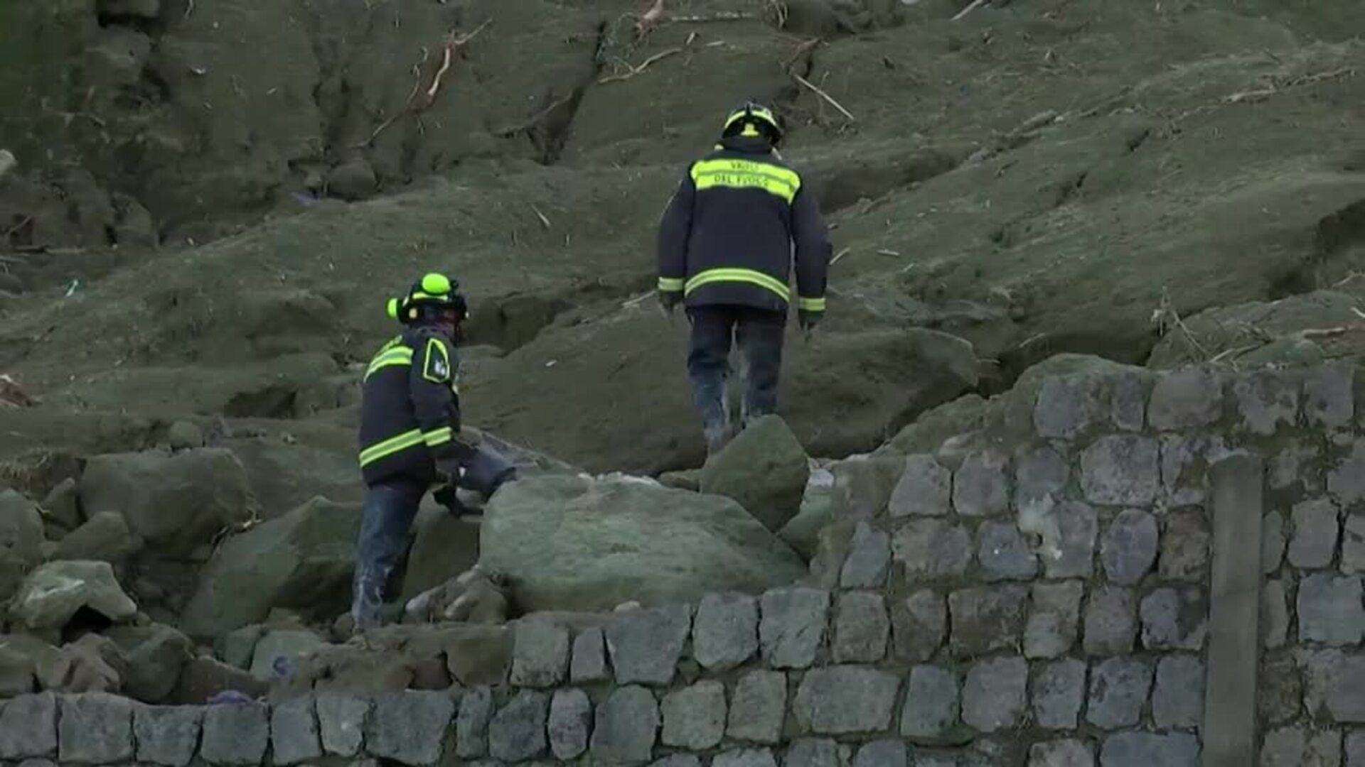 Los equipos de rescate buscan a los desaparecidos tras el mortal corrimiento de tierras en la isla italiana de Isquia