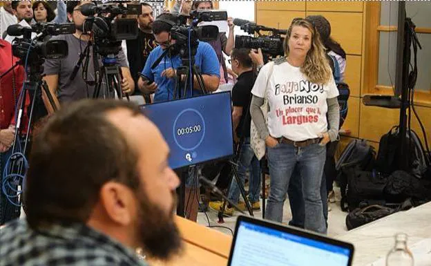 Ecologista mira a Andrés Briansó defender el megaproyecto con la camiseta en contra suya. 