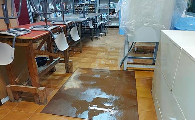 Imagen principal - Imágenes de aulas afectadas por la lluvia. 