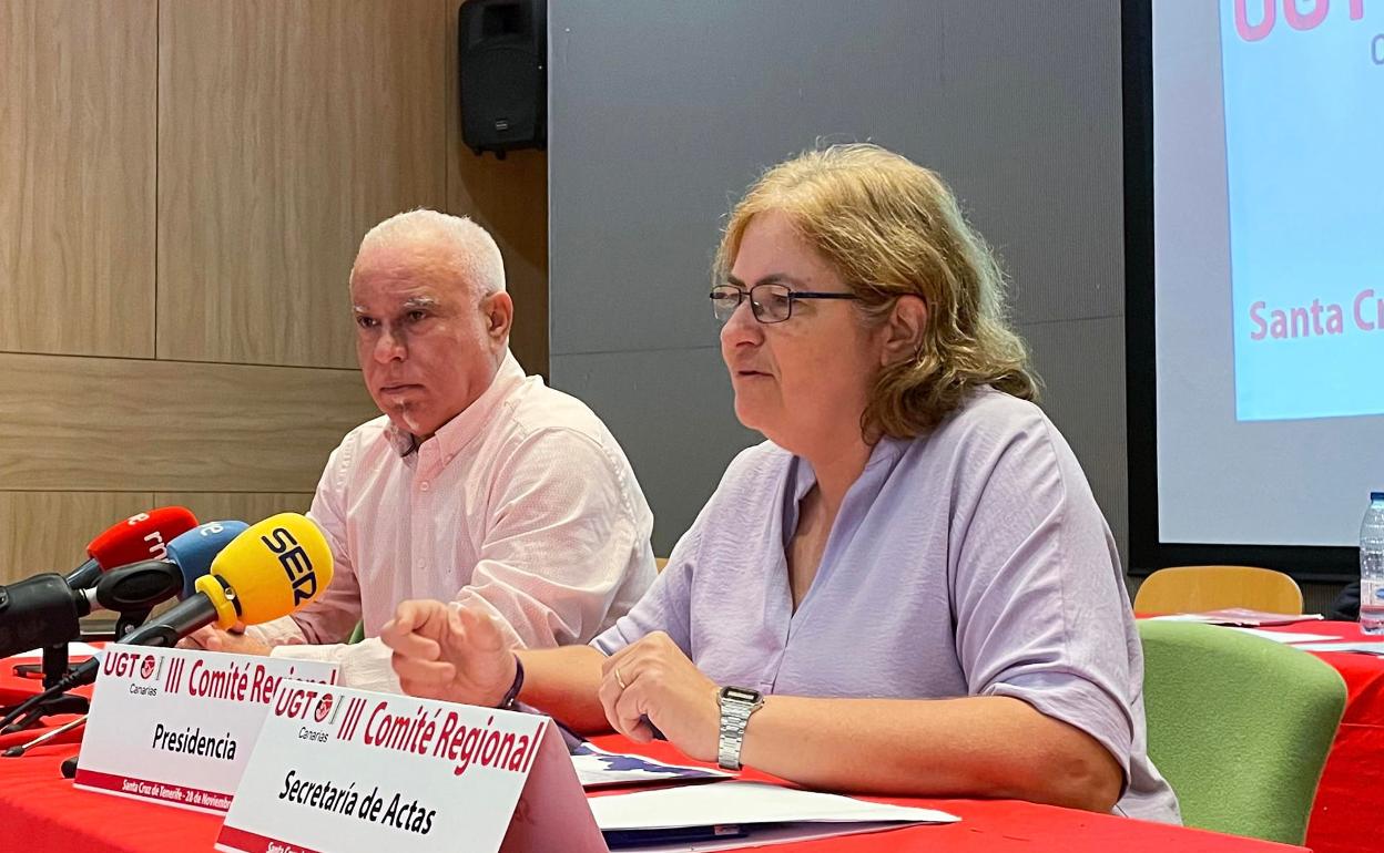 El secretario de la UGT en Canarias, Manuel Navarro, y la secretaria del Igualdad, Mirna Ortega. 