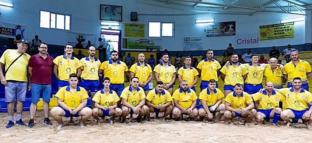 El equipo del club de lucha Roque Nublo. 