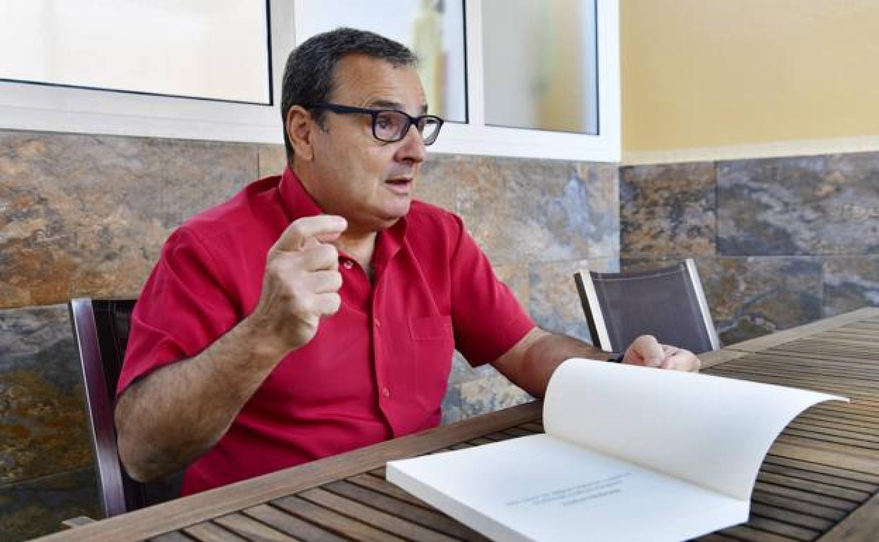 Faneque Hernández, con un ejemplar de su último libro. 