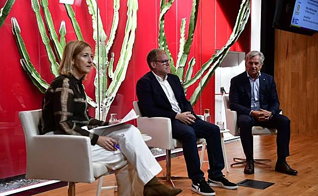 Silvia Fernández, periodista de CANARIAS7, moderó el encuentro entre el concejal José Eduardo Ramírez y el CEO de Martínez Cano, Pedro Luis Martínez. 